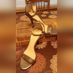 Pelle Moda Silver Heels Size 9